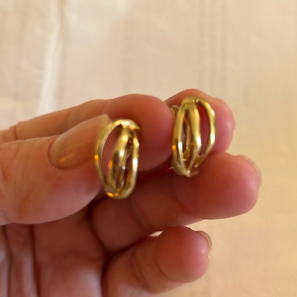Vintage HMN stamped Clip On gold tone open weave curvy Earrings EUC